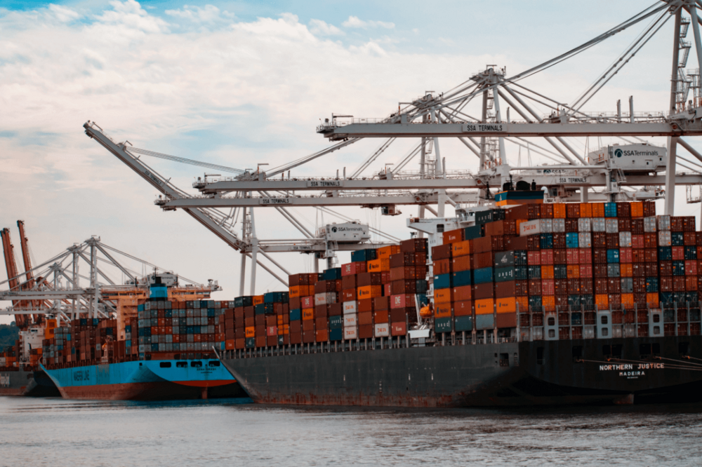 Container-Schiff im Hafen